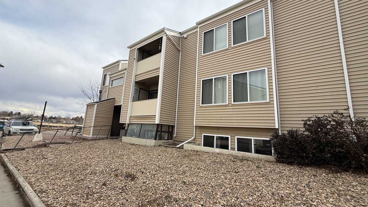 Completely Updated 2 Bedroom 2 Bathroom Condo in High Hollows Available NOW! - Completely Updated 2 Bedroom 2 Bathroom Condo in High Hollows Available NOW!