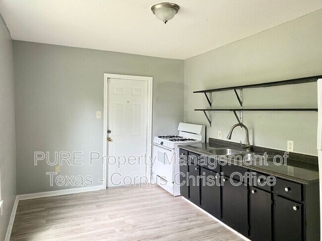 Building Photo - 913 1/2 W Point Rd