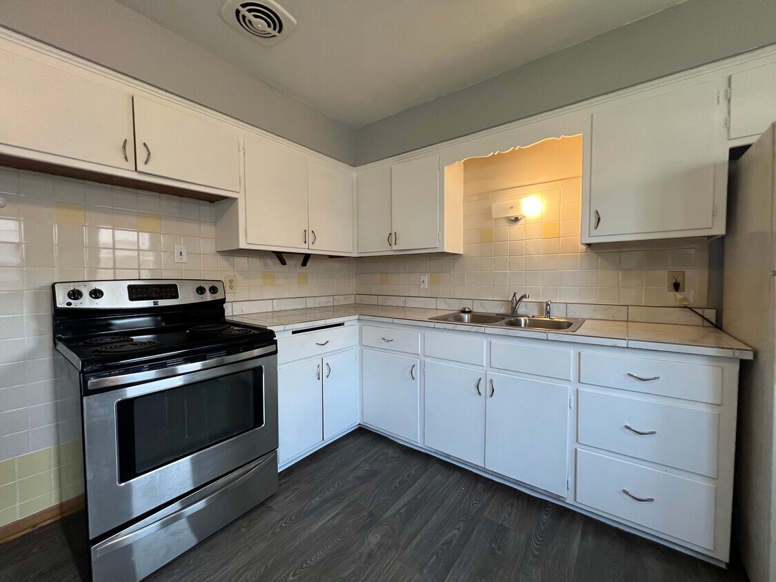 Primary Photo - 2600 W Holt Ave