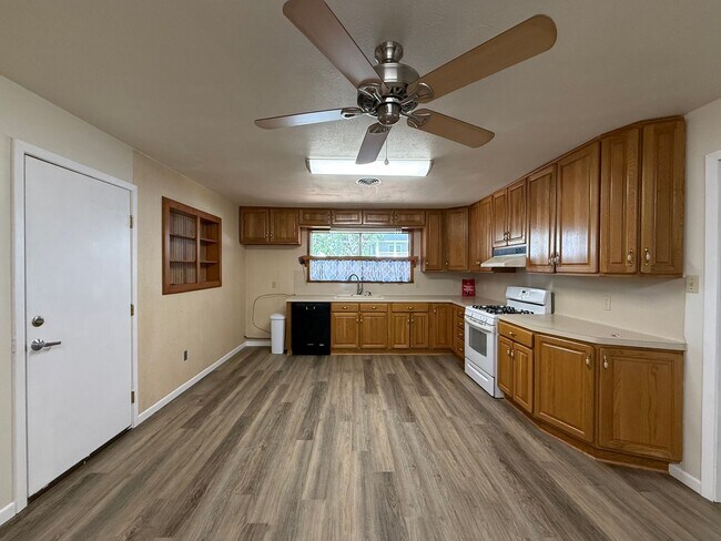 Building Photo - 3 Bed, 2 Bath Within Walking Distance of C...