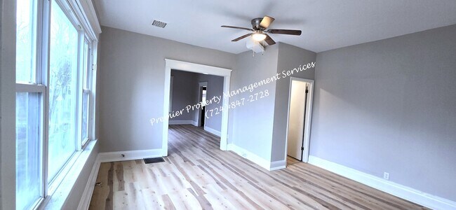 Foto del edificio - 1429 Hall Ave