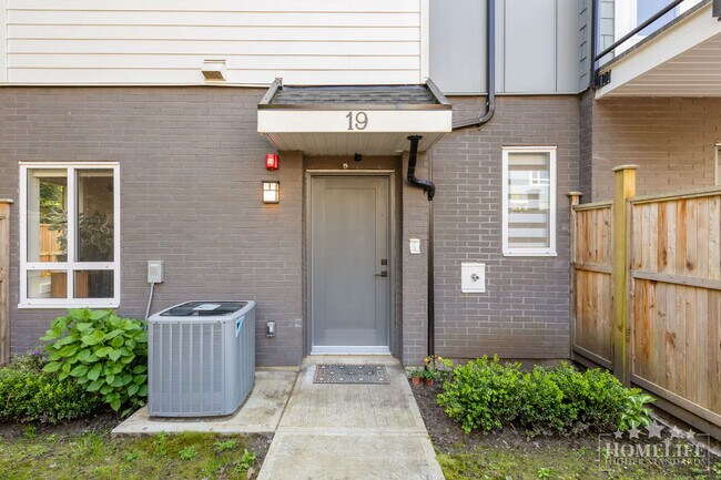 Photo du bâtiment - Stunning 3 Bed 3 Bath + Flex Townhouse for Rent in Willoughby!