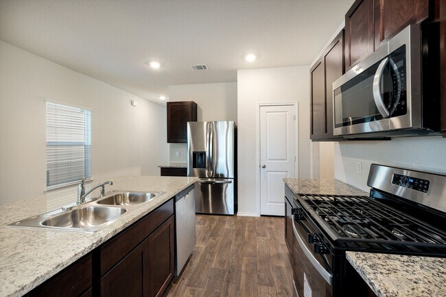 Foto del edificio - *MOVE IN SPECIAL: HALF OFF OF FIRST MONTHS RENT, IF MOVED IN BY DECEMBER 2025*