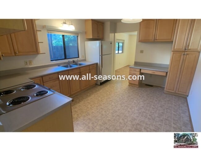 Building Photo - Wonderful Rancher in Old Colorado City!