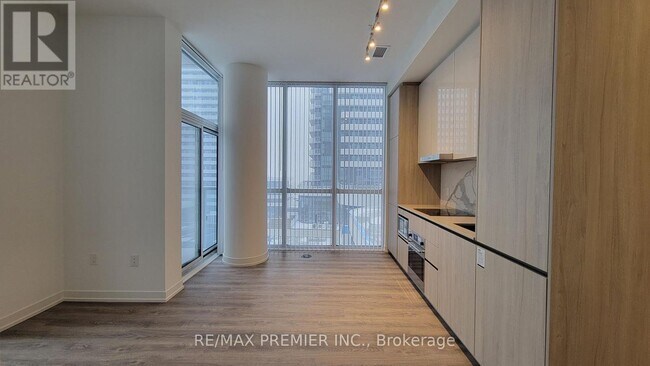 Photo du bâtiment - 8 Interchange Wy