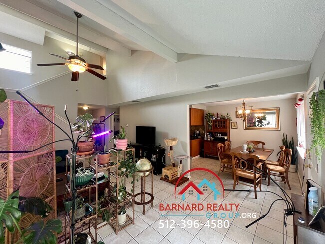 Foto del edificio - Available July 18: 3 bedroom, 2.5 Bath Duplex with Garage and Fenced Yard