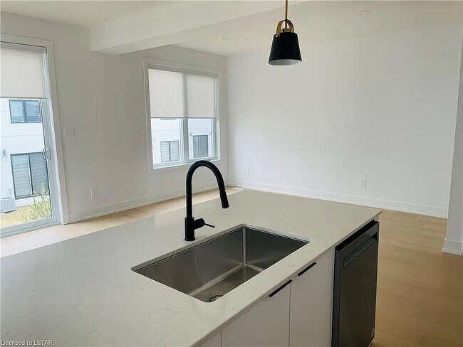 Photo du bâtiment - 1965 Upperpoint Gate