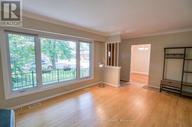 Photo du bâtiment - 781 Dickens Ave