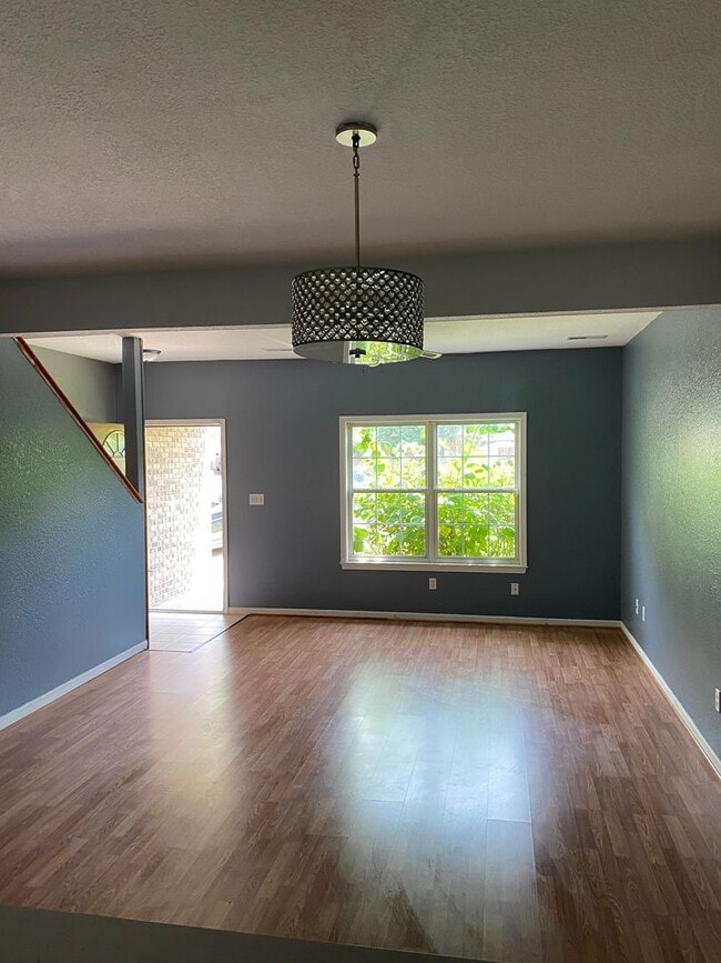 Building Photo - 4 Bedroom Townhome!