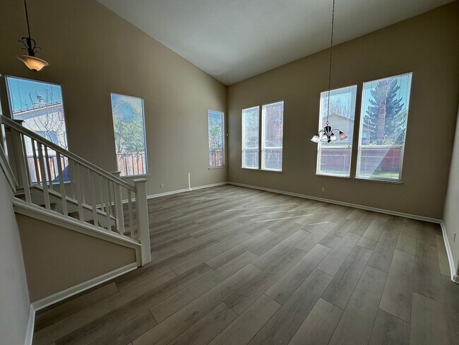 Building Photo - Gorgeous 6 Bedroom, 3 Bath Antioch Home