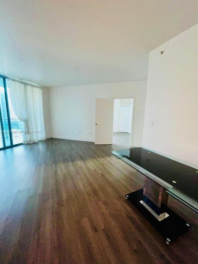 Foto del edificio - 350 S Miami Ave