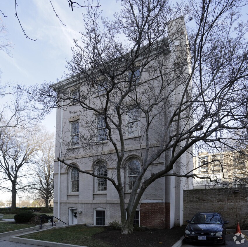 Tiber Island Apartments in Washington, DC