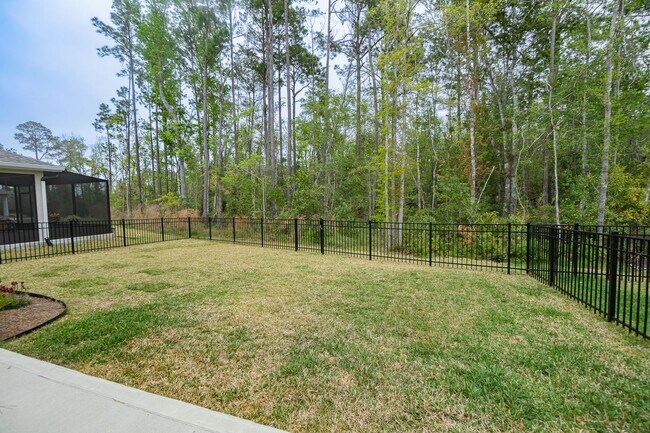 Building Photo - Practically brand new 3/2 w/ pool access!