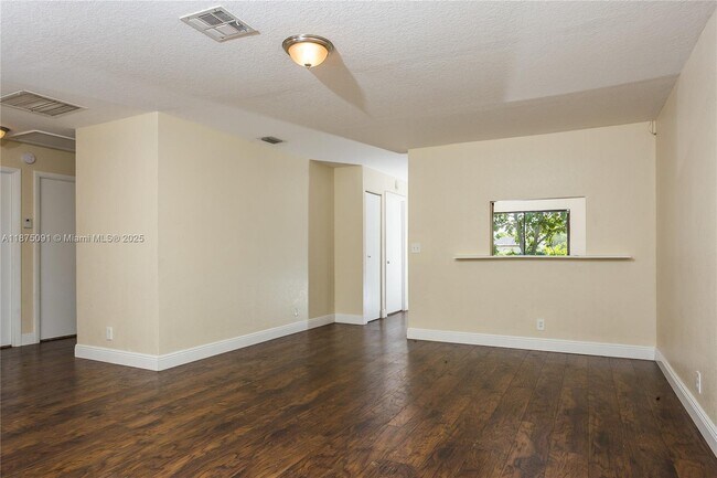 Foto del edificio - 5927 Ithaca Cir W