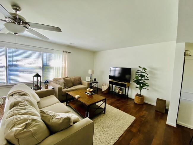 Building Photo - Beautiful 4 Bedroom 2.5 Bath House in Hampton
