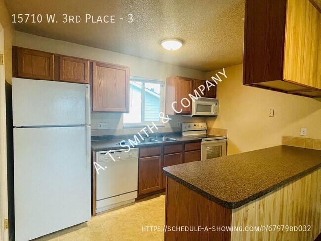 Building Photo - Two Bedoom In Great Golden Location! Stora...