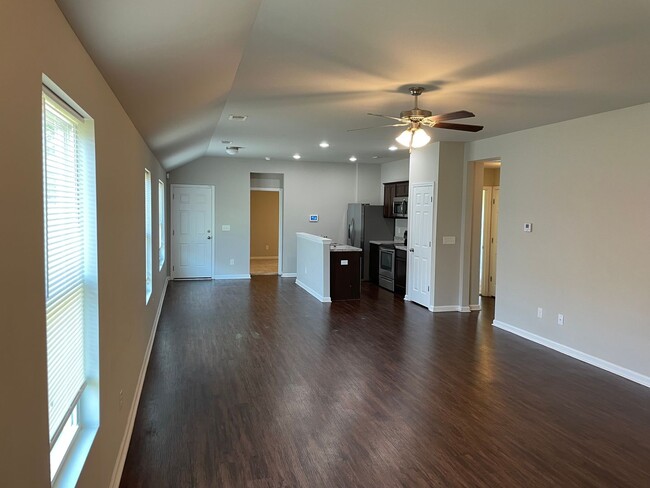 Foto del edificio - 3 bed, 2 bath Open Floor Plan