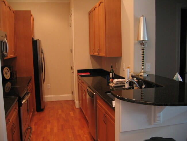 Kitchen - 2966 Selwyn Ave