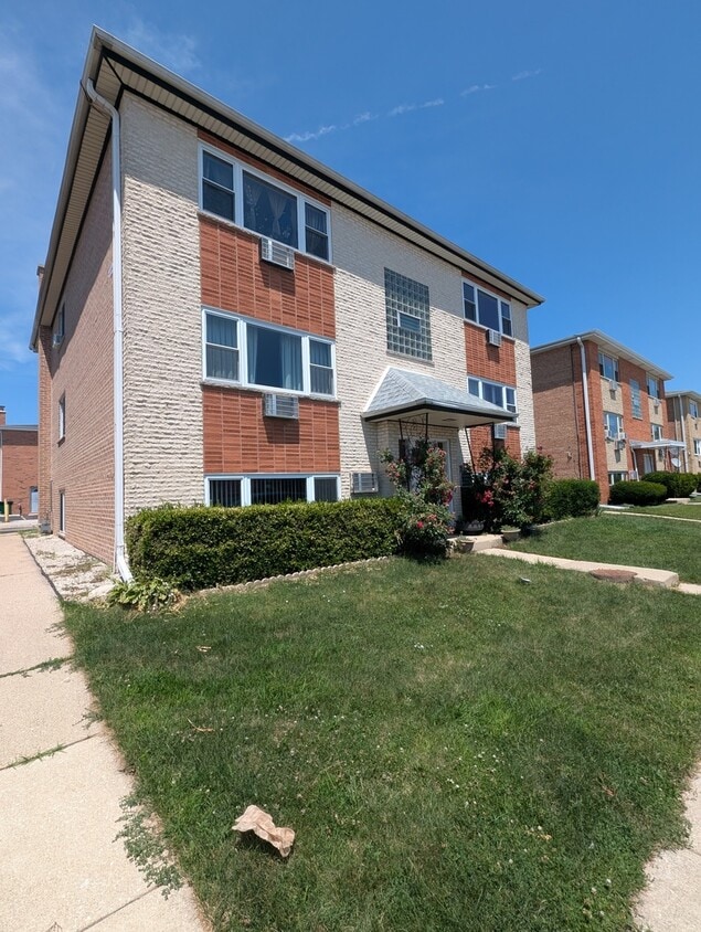 Primary Photo - 9216 Seymour Ave