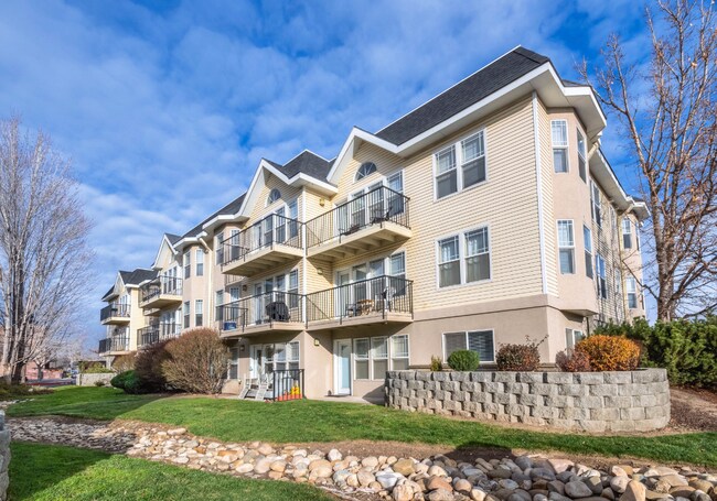 Building Photo - 660 Clearwater Ln