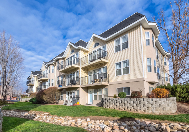 Building Photo - 690 Clearwater Ln