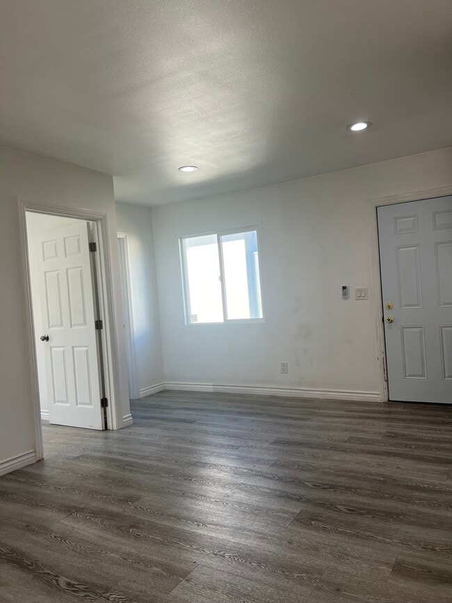 Foto del edificio - 8136 1/2 Walnut Dr
