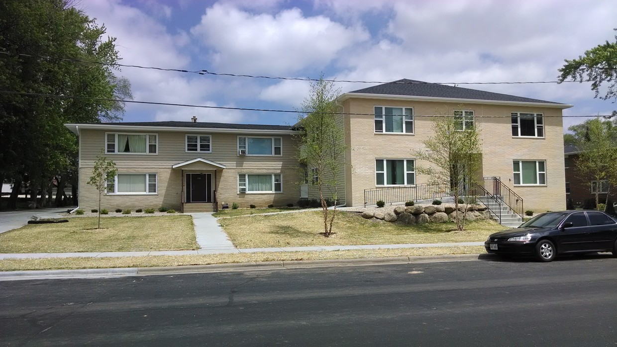 Front of building - 1528 W Main St