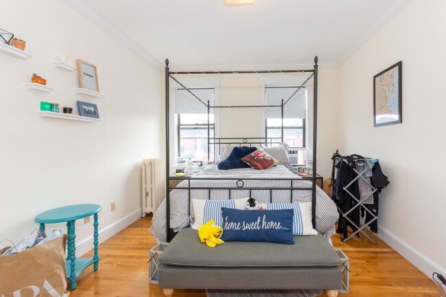 Foto del edificio - NO BROKER FEE!!!   4 bed/2 bath in Allston with updated kitchen ~ HT/HW included