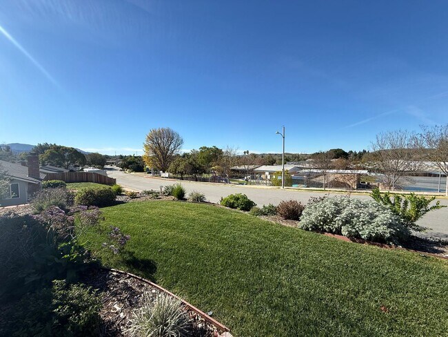 Foto del edificio - Remodeled - 3 bed, 2 bath single story home in Thousand Oaks