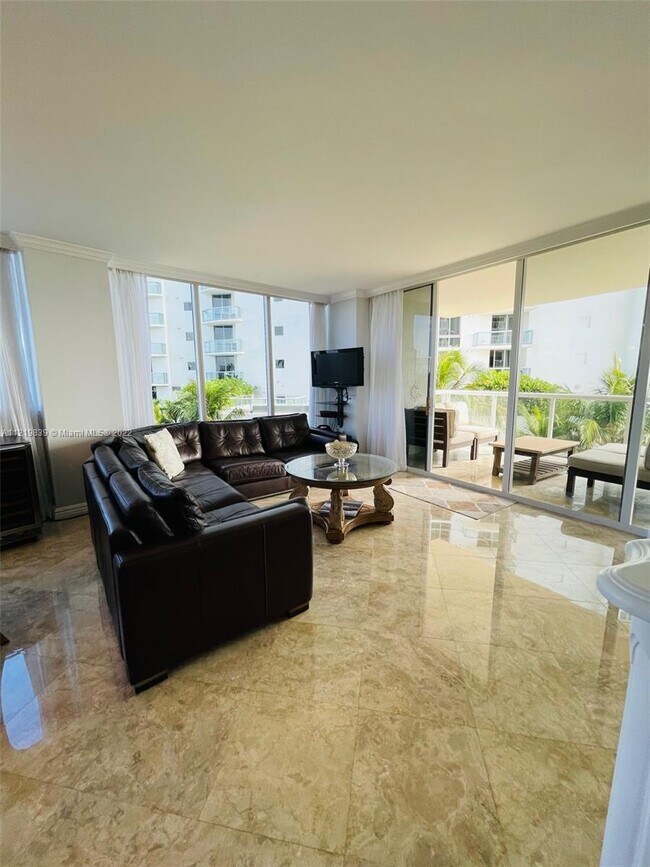 Foto del edificio - 18671 Collins Ave