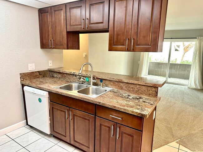 Building Photo - Charming 2 Bedroom, 1 Bath condo in lovely...