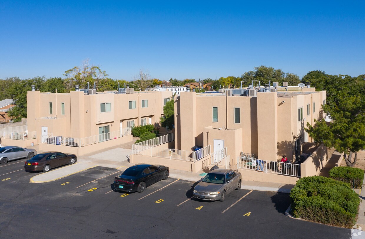Building Photo - 3617 Wellesley Dr SE