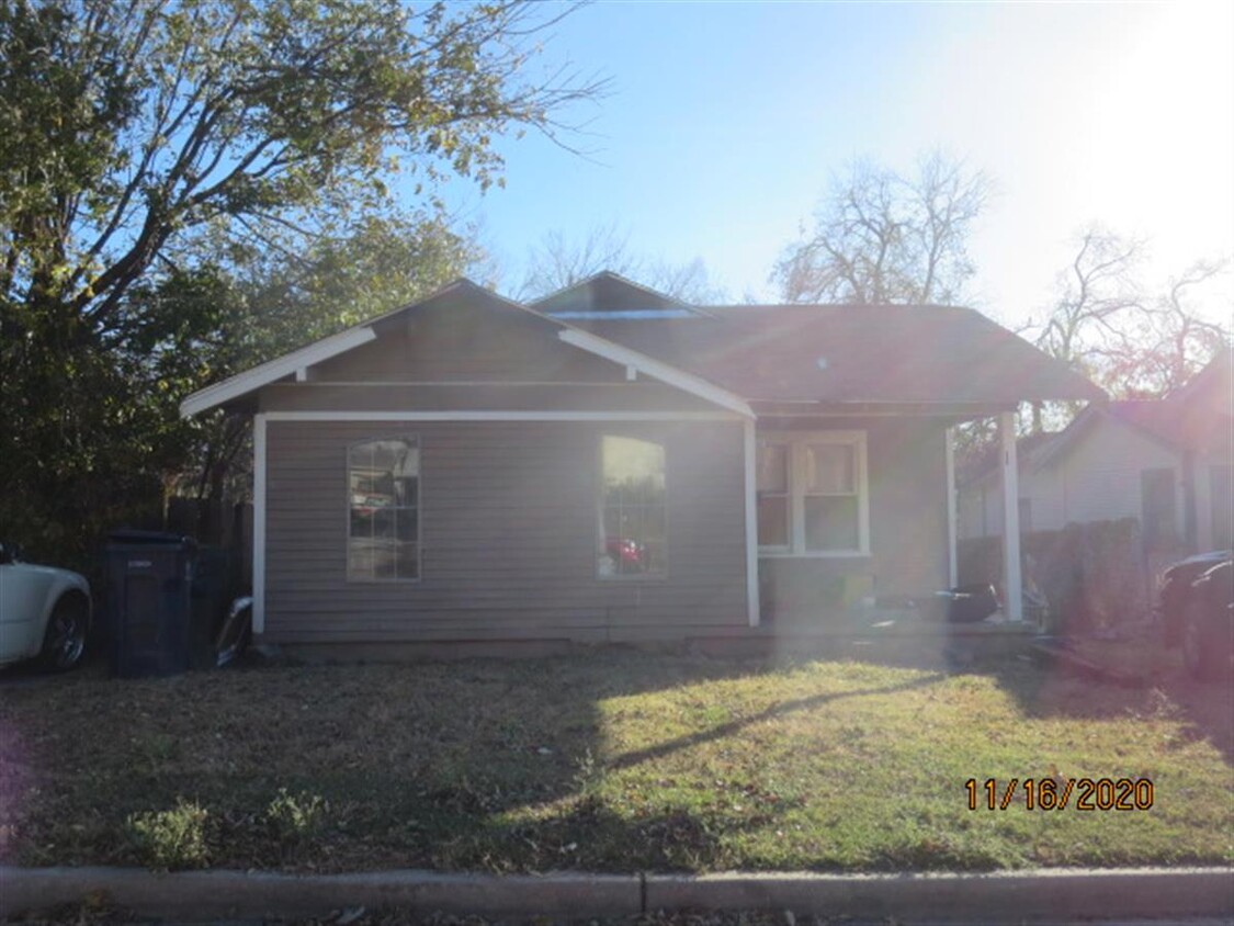 Building Photo - 1138 N Brauer Ave