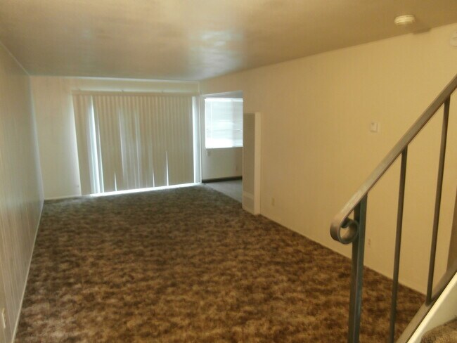 Foto del edificio - 4 Bedroom 1.5 Bathroom Townhouse (Accepting Section 8)