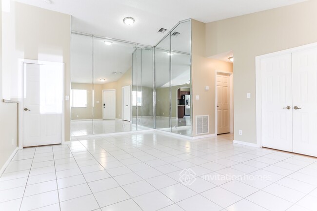 Building Photo - 1401 Banyan Cir