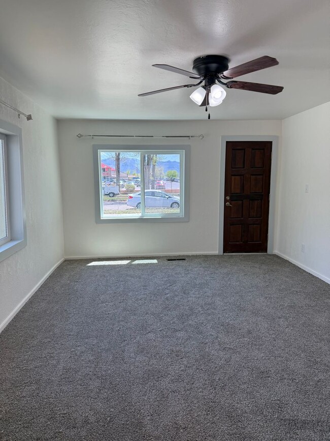 Building Photo - 2 bed 1 bath on Montezuma