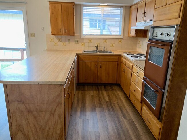 Building Photo - Spacious 6 Bedroom House - Blocks from Cam...