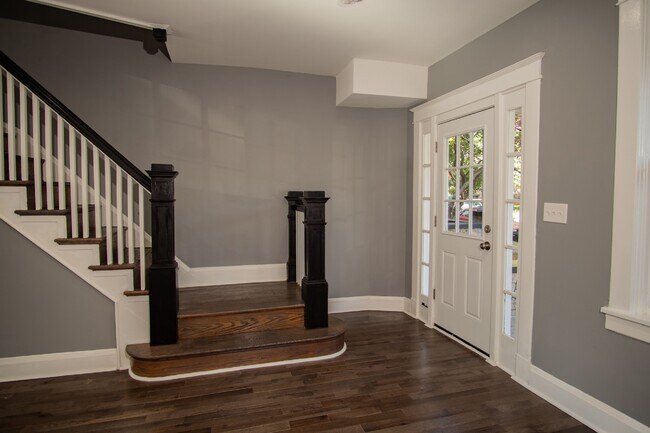 Building Photo - 3002 Cresmont Ave