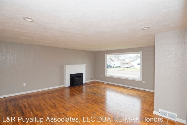 Building Photo - 3 br, 1 bath House - 15401 Grant Ave SW