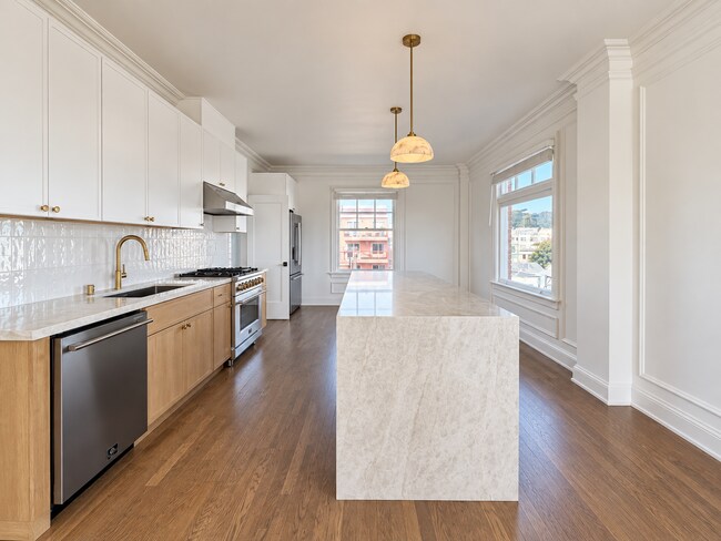 Building Photo - 495 32nd Ave
