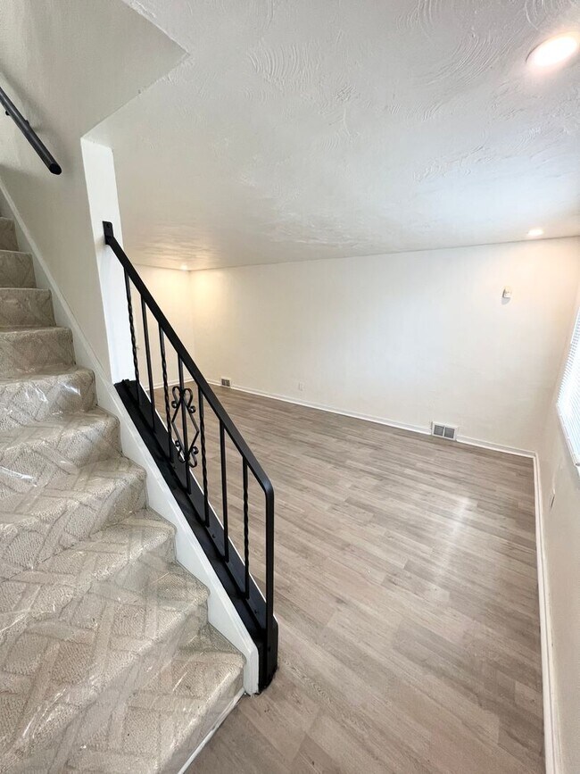 Foto del edificio - Updated 3 Bed, 1 Bath in Verona- Central Air and Huge Kitchen!!