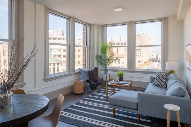 Building Photo - The Nicholas Apartments