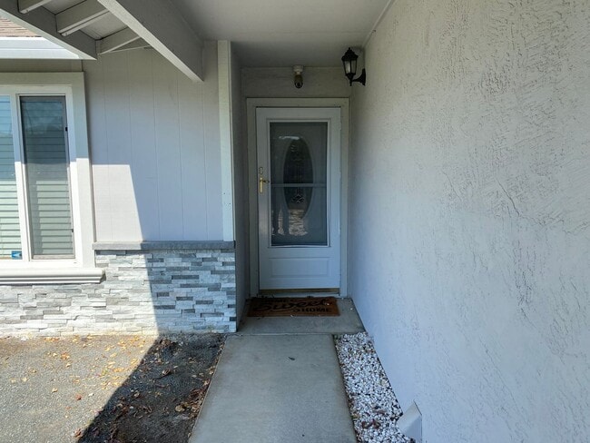 Building Photo - Bright & Spacious 3-Bedroom Home with Sola...