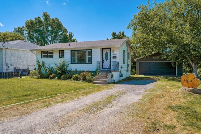 Photo du bâtiment - Spacious 3-Bedroom Main Floor Unit in Kingston – All Utilities & Parking Included!