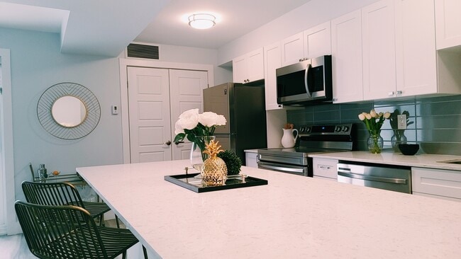 Building Photo - Stunning rental in quiet family neighborhood!