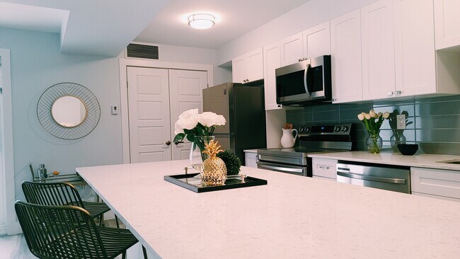 Photo du bâtiment - Stunning rental in quiet family neighborhood!