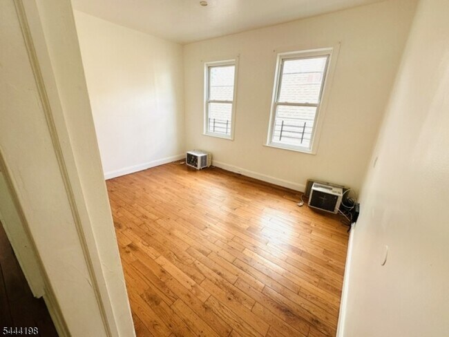 Foto del edificio - 78 Fern Ave