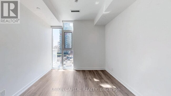 Building Photo - 33 Helendale Ave