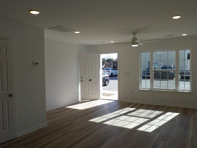 Building Photo - 4116 Horseshoe Rd N