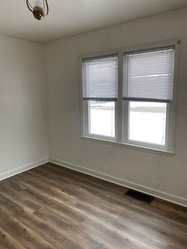 Building Photo - 1804 Cranston Rd